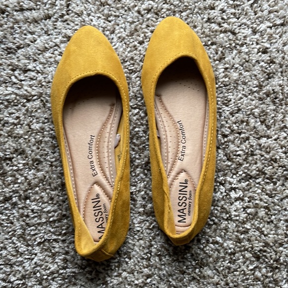 Woman’s Flats - Picture 3 of 4